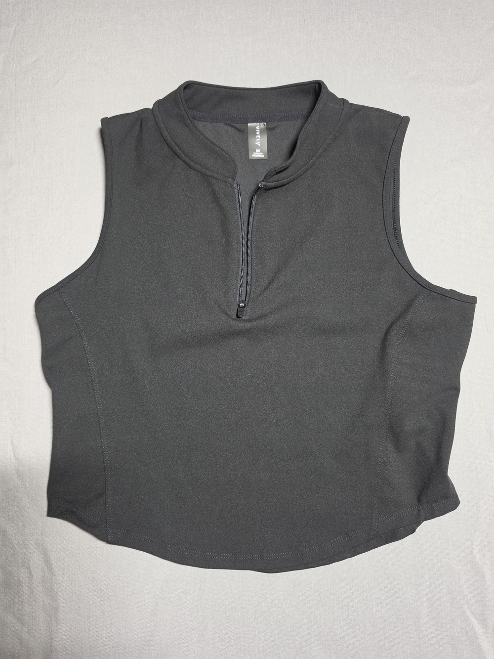 VivelySleeveless Half-Zip Crop Top - Black